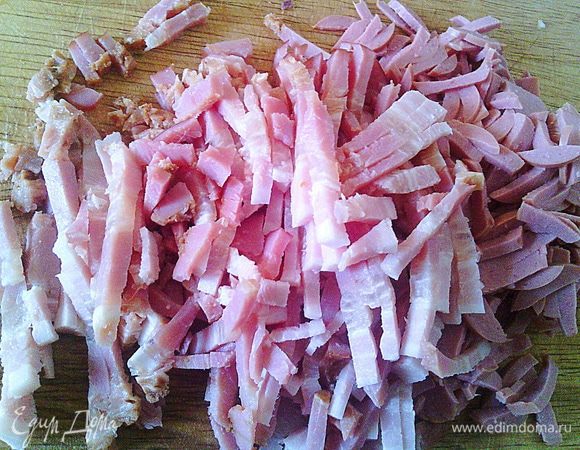 Нарежем бекон и сосиски. Можете увеличить количество видов мяса, добавив свои любимые или имеющиеся в наличии.