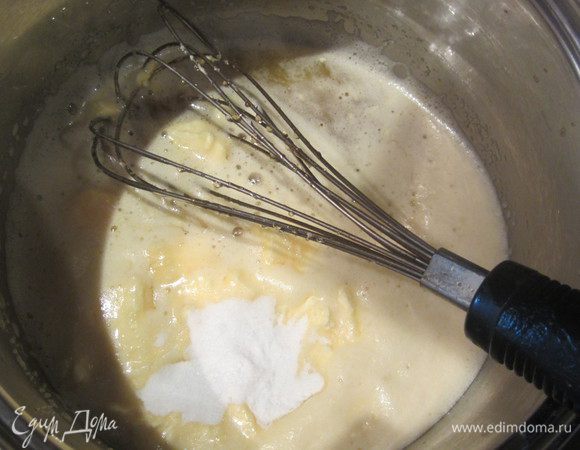 Яйца и сахара слегка взбить венчиком, добавить сливочное масло, мед, соду.
Поставить эту смесь на водяную баню и прогревать, постоянно помешивая, пока сахар не растворится и смесь немного станет подкипать.

