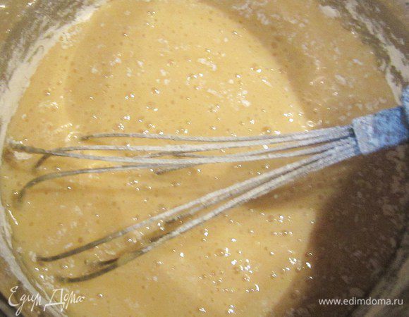 Снять с огня, добавить постепенно 400-450 г просеянной  муки и хорошо размешать. Накройте миску с тестом пленкой или фольгой и отложите его на час. 