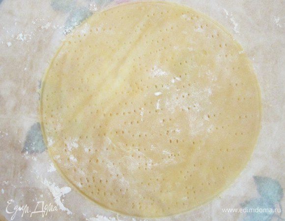 Каждый шарик тоненько раскатать на бумаге для выпечки, присыпая мукой, проткнуть вилкой.
