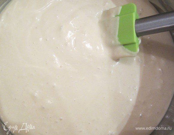 Взбить сгущенное молоко с медом и сметаной.