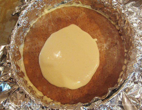 Отдельно взбить сливки до устойчивости все соединить аккуратно до однородного состояния и промазать коржи.
Поставить на пропитку в холодильник желательно на ночь.

Украсить медовый тортик по желанию. Приятного!