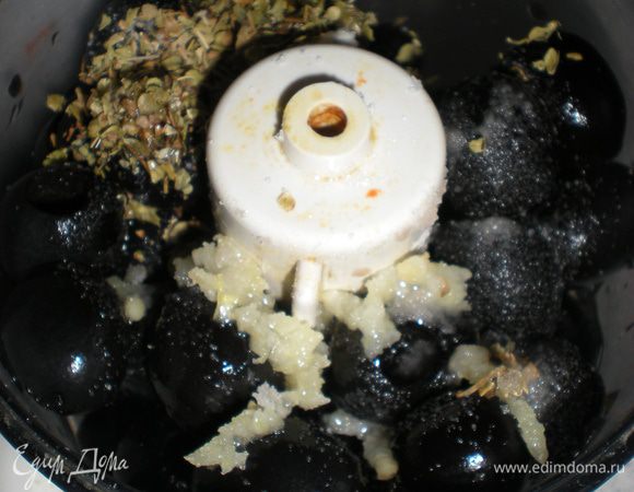 Соединить оливки, чеснок, соль, орегано, оливковое масло. 