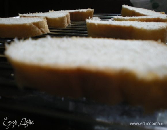 Поджарить хлеб в духовке около 2 минут с двух сторон, затем полить примерно одной столовой ложкой оливкового масла. 