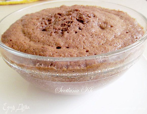 Тесто вылить в смазанную стеклянную форму для микроволновки. Можно использовать специальный пластик или силикон. Выпекать 3 минуты при мощности 900 W. У меня нет указателя мощности в микроволновке, я выпекала в режиме "попкорн" по 4  минуты. У меня получилось 3 таких мисочки, так как, порция увеличена в 3 раза. Можно проверять готовность лучинкой. Оставить форму в микро еще на 5-10 минут, чтобы легче извлечь бисквит. Я не ждала, а вынимала сразу.