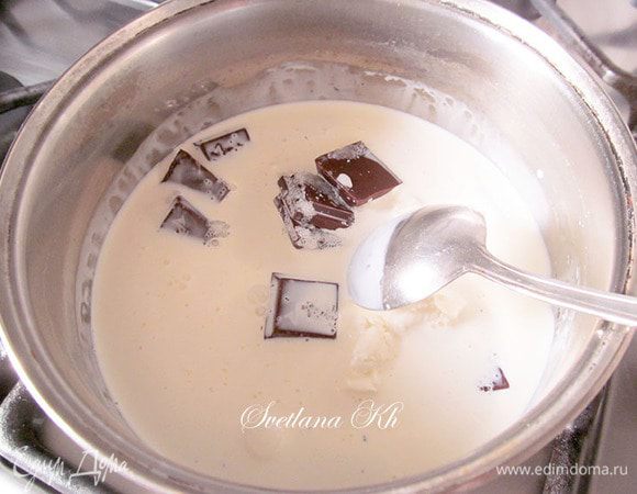 Для крема сливки налить в емкость, поломать шоколад, добавить сахар. Поставить на огонь. Хорошенько размешать до однородности, не кипятить, а только нагреть.  Хорошо остудить и взбить до пышности. Крем получается как мусс - пышным и гладким. Смазать кремом коржи.