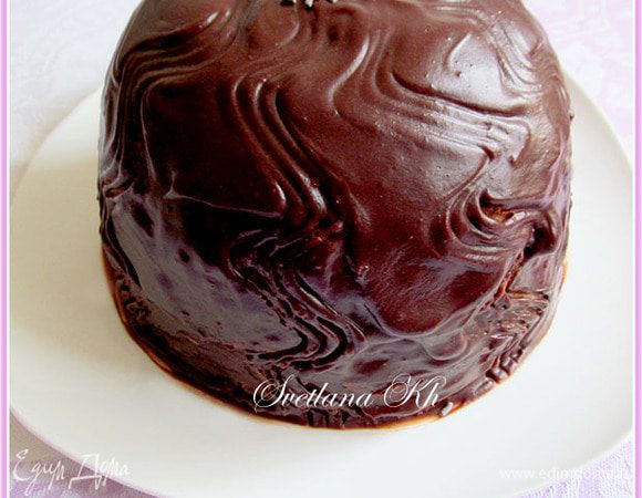 Для глазури все ингредиенты смешать на небольшом огне, не кипятить. Тогда глазурь получится блестящей и не помутнеет даже в холодильнике. Слегка остудить и полить тортик. 