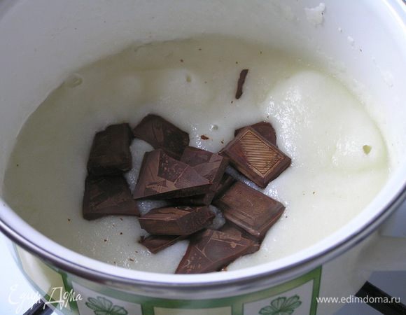 Из воды и манки сварить кашу, добавить поломанный на кусочки шоколад, перемешать.
