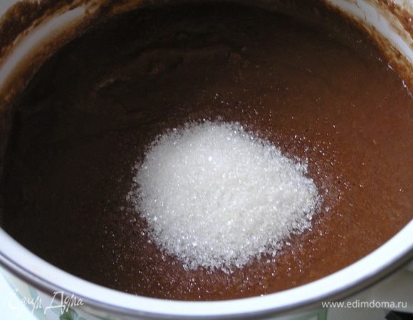 всыпать сахар и взбить миксером.

