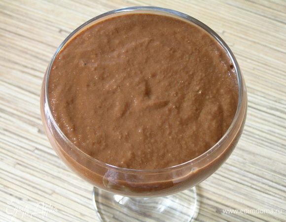 Полученную шоколадную массу разложить по креманкам, убрать в холодильник на пару часов.

