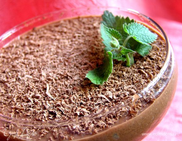 Перед подачей украсить тертым шоколадом и мятой.

