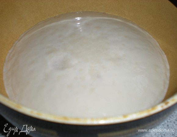 Смешать сахар и 60 мл теплой водой, затем посыпать дрожжами. Отложитье на 10 минут. Затем добавить еще 310 мл теплой воды.