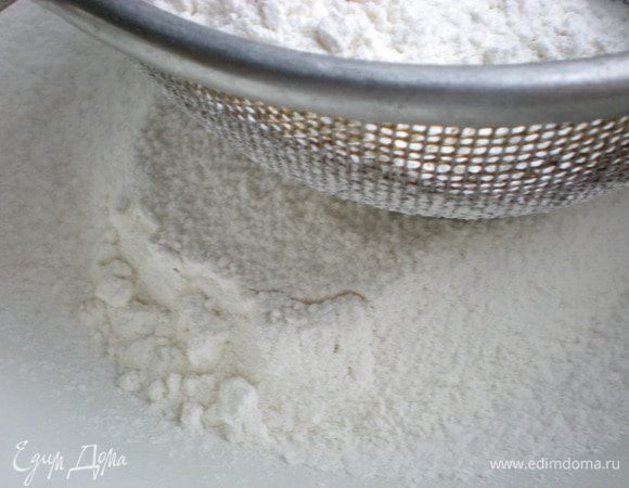 Просеять муку в миску.