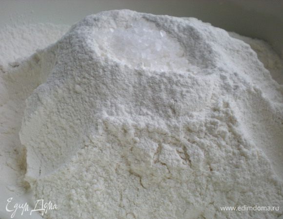 Добавить  соль и дрожжевую смесь. 