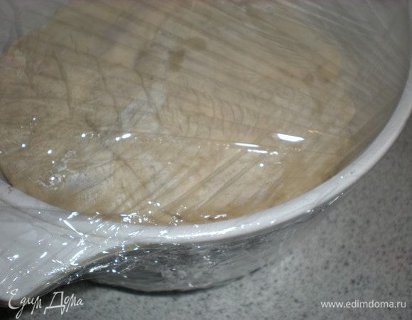 Смазать немного форму маслом, положить тесто, закрыть пищевой пленкой  и оставить тесто в теплое место без сквозняков на 1 час или пока не удвоится в размере.