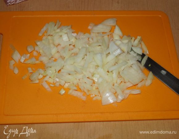 Лук очистить, сполоснуть и мелко нарезать
