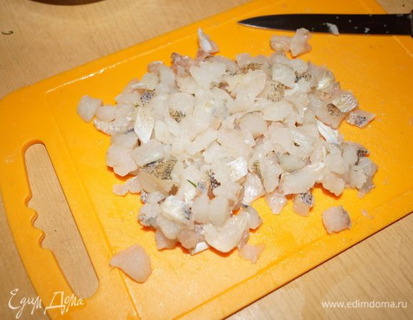 Рыбу разморозить и нарезать мелкими кусочками без костей.