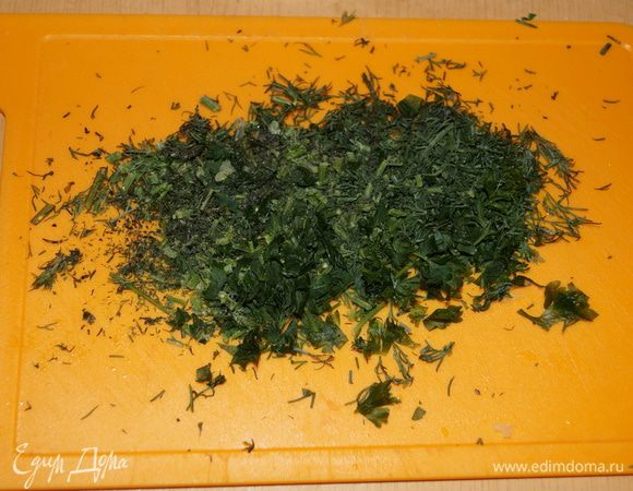 Мелко нарезать зелень.