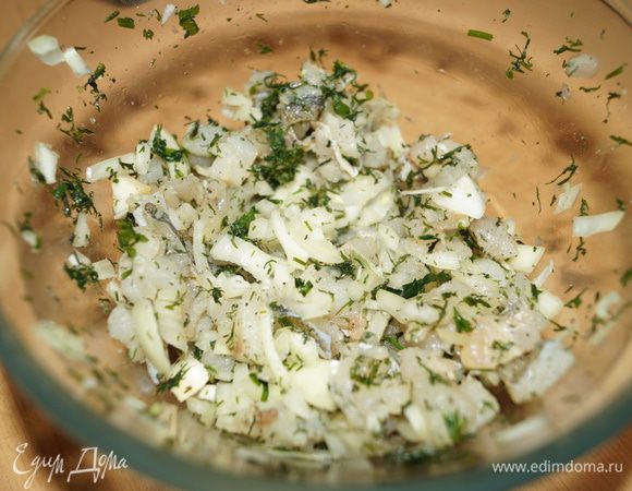 Смешать в одной чашке рыбу, лук и зелень, поперчить и посолить.