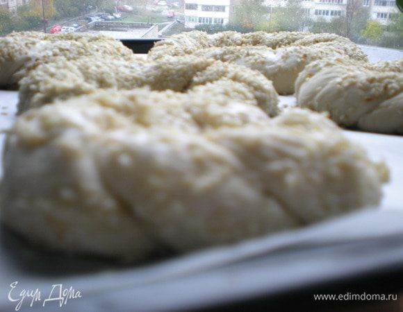 Выложить на противень и оставить ''отдыхать'' на 20 минут при комнатной температуре. Эх, за окном погода дождливая... 