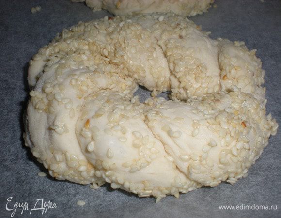 За это время они немного подрастут. Выпекать в предварительно разогретой духовке 220* 15-18 минут или до золотистого цвета.  