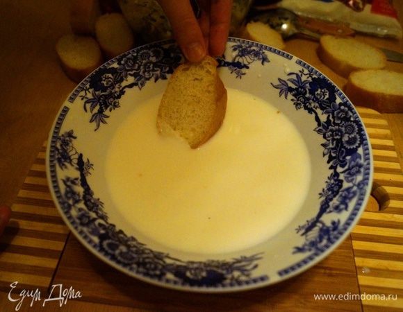 ... и пропитать молоком.