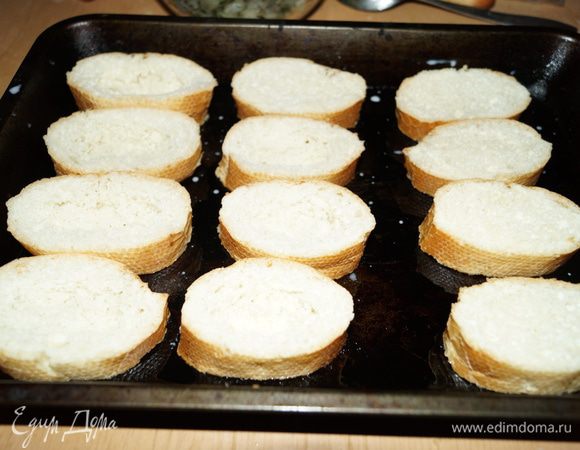 Форму смазать маслом и выложить кусочки батона, сделать в них углубление, приминая мякиш.