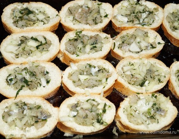 В углубление поместить рыбную массу.