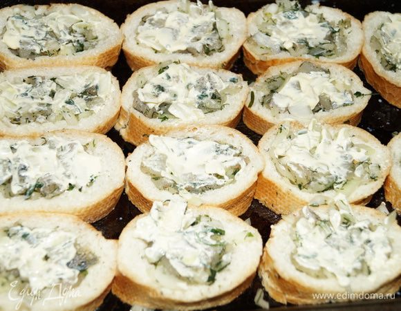 Смазать сметаной смешанной с горчицей, и поставить в духовку запекать в разогретую до 180 градусов духовку на 25-30 минут.