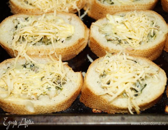 Затем достать из духовки и посыпать тертым сыром и снова поставить  в духовку на пару минут. Приятного аппетита!!!