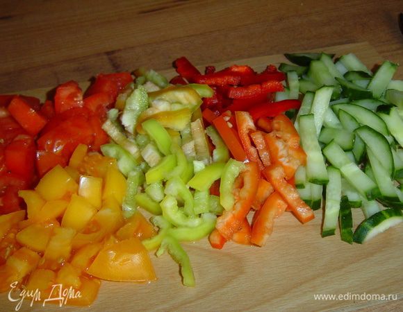 Перец очищаем от семян и нарезаем соломкой, огурцы также - соломкой. Помидоры нарезаем кубиками.