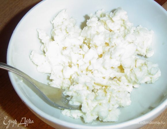 Фету разминаем вилкой,измельчаем укроп и соединяем с фетой, перемешиваем.