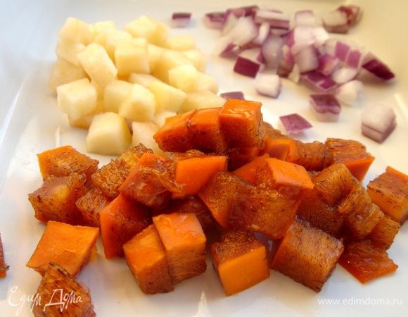 Хурму, яблоко и лук нарезать произвольно (кубики,дольки и т. д.).Мелко порезать зелёный лук и кинзу.