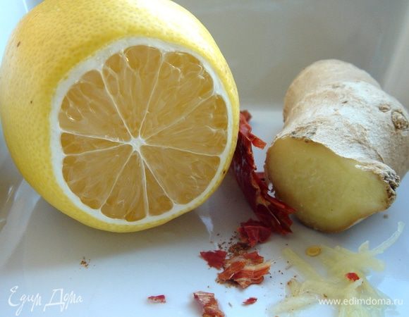 Имбирь натереть на мелкой тёрке. Соединить все ингредиенты заправки и хорошо взбить вилкой.