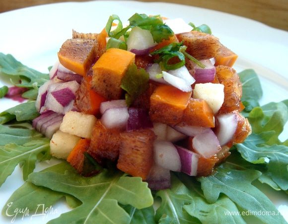 В салатнике смешать фрукты,лук и зелень и сдобрить салат заправкой. Приятного аппетита!