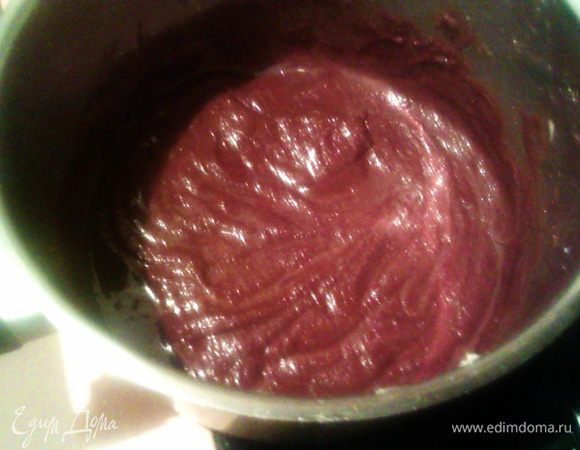 Разогреваем духовку до 180 град. Если Вы используете тефлоновую или силиконовую форму, смазываем ее маслом. Бумажные формочки смазывать не нужно. На водяной бане или очень низком огне топим шоколад со сливочным маслом и сахаром до однородной массы.