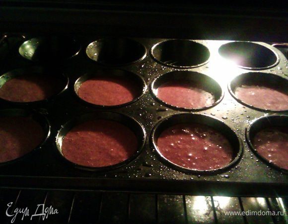 Разливаем массу по формочкам, заполняя их на три четверти. Отправляем в духовку на 25 мин. По рецепту должно получаться 12 штук, у меня выходит обычно 8-9 штук.