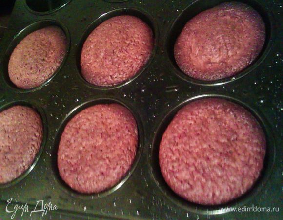 Охлаждаем готовые капкейки.