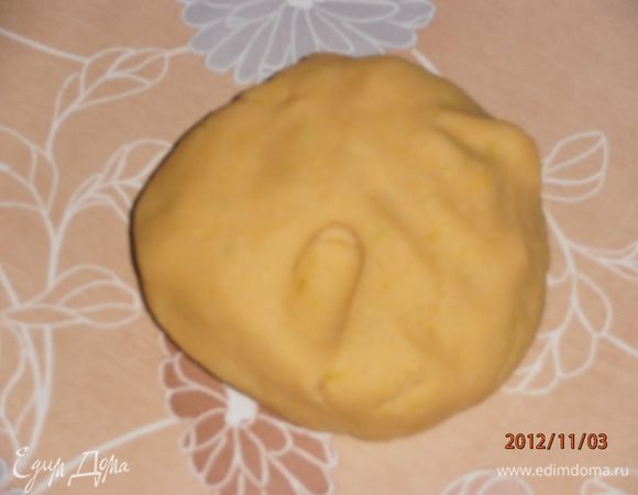 Смешайте быстро все ингредиенты. Сделайте шар, заверните в пленку и в холодильник на 30 мин.