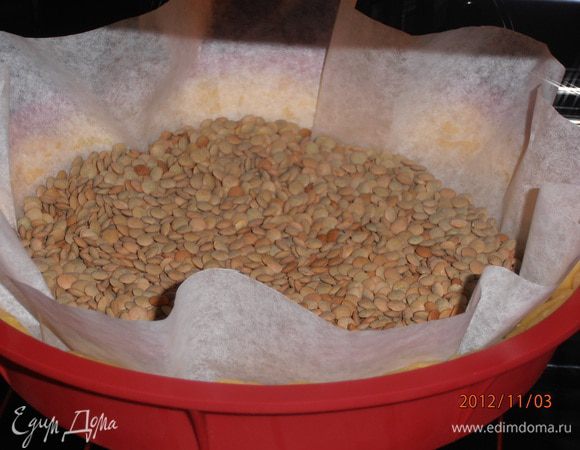 Затем в форму выложить, распределив по всей площади и сделать бортики. Проколоьт вилкой тесто, накрыть бумагой, засыпать фасоль и выпекать при 180 °C 10 мин.