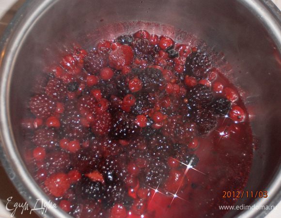 Приготовим начинку:  ягодв (у меня замороженные) засыпать 50 гр сахара и поставить на маленький огонь на минут 8 проварить.