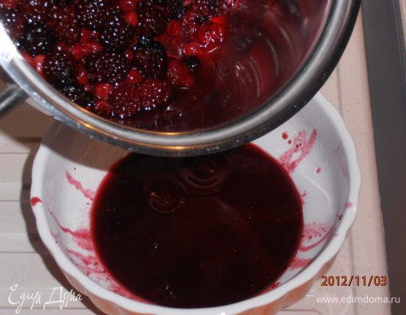 Снять с огня, откинуть на сито или дуршлаг и дать стечь сок (не выливать).