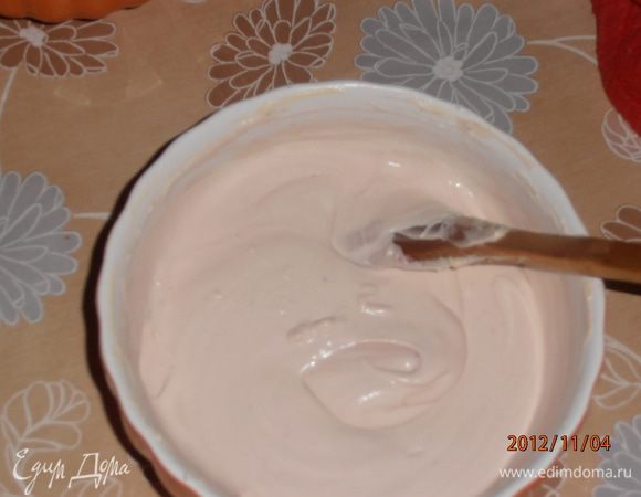 Взбить сливки и аккуратно соединить с маскарпоне.