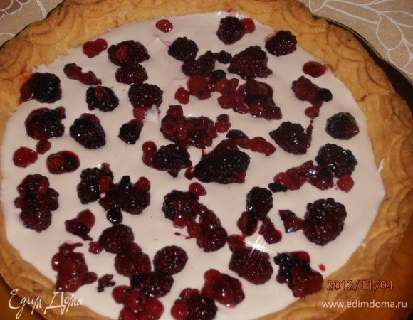 На дно кростаты выложить часть крема,сверху выложить ягоды.