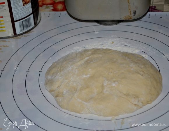 Заложить 3 первых ингредиента в х/печку.Дать постоять 3-5 мин. Затем добавить яйца, слив. масло.
Смешать муку с солью. Добавить в х/п.
Включаем режим тесто. Цикл идет примерно 1 час 30 мин.
Готовое тесто аккуратно выкладываем на поверхность, присыпанной мукой.