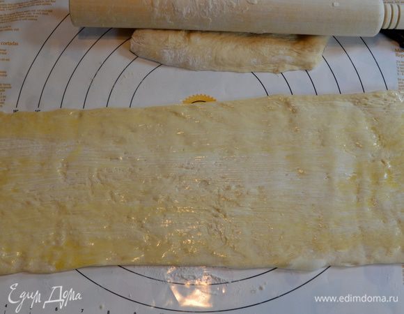 Тесто раскатаем в прямоугольную форму. Смажем поверхность растопленным слив. маслом и 1 стол. л. сметаны. 
Смешаем коричневый сахар, корицу и муку.

