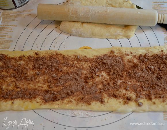 Сверху тесто присыпаем приготовленным миксом из корицы, муки и сахара.