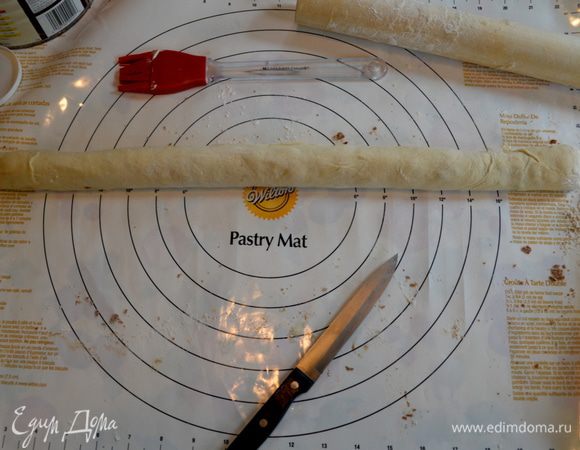 Сворачиваем осторожно в рулет.