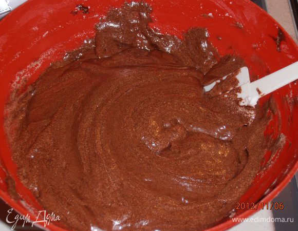 Отдельно взбить белки и аккуратно вмешивать в смесь.