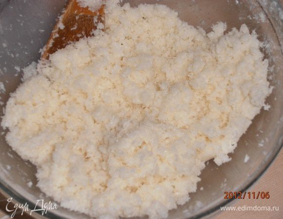 Для начинки: В миске взбейте яичные белки до жестких пиков, добавить сахар, кокос, сливки и кукурузный крахмал. Все хорошо перемешать.